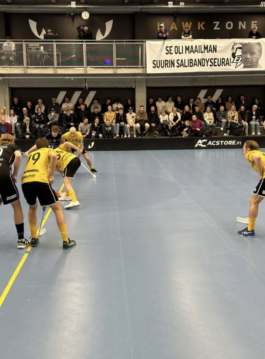 Harvemmin näkee sählykatsomoissa lakanoita, niin pakkohan tämä on nostaa esille. Hienoa kannattajakulttuuria ja piikittelyä paikallisvastustajalle! #salibandy