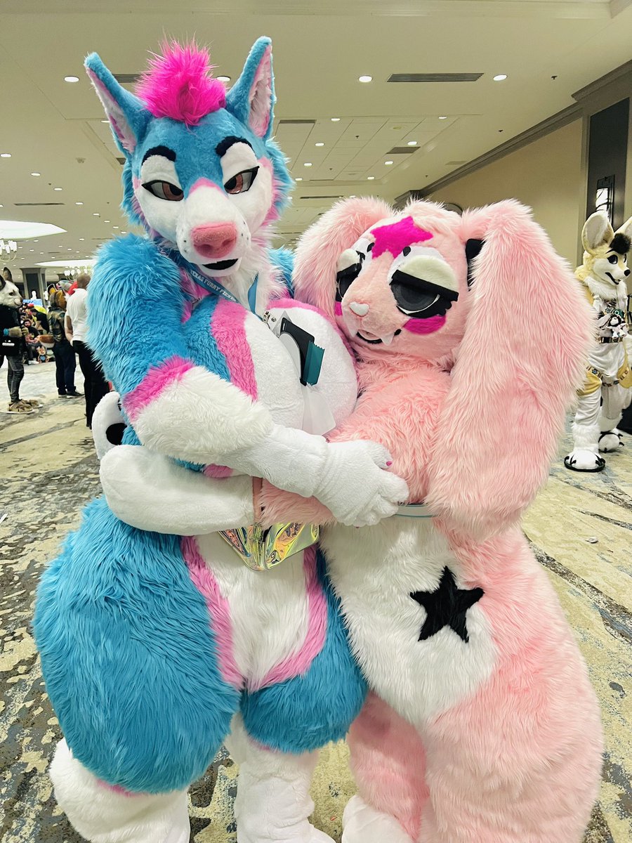 KUMIBUNNi's tweet photo. with the hottest ever~ it was so mmmpphphgjjgjf being pushed around and bullied by @ThiccMommaL 💙💗 >//////< #TFF2023 https://t.co/21c2Hfrq87