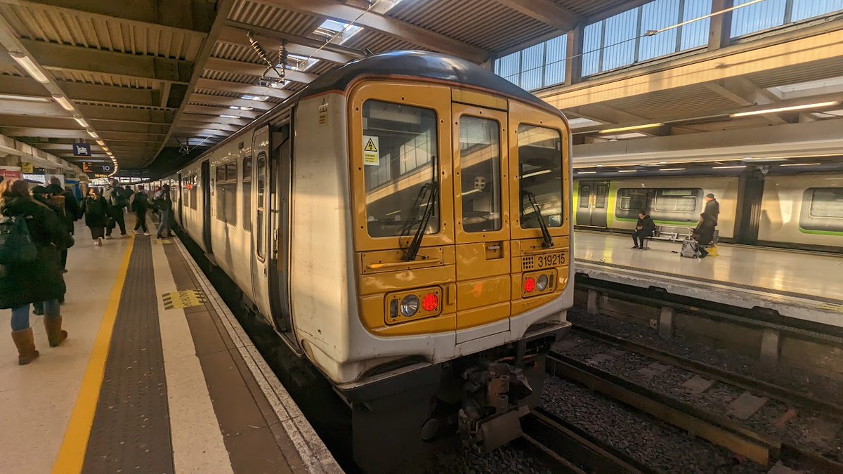 lokiavivson's tweet photo. today is #319day! 2 were converted to class 768s, 35 to class 769s and 2 to class 799s

locations:
319433 - euston, 14/03/2023
769008 - rhymney, 10/03/2023
319215 - euston, 14/03/20239
319386 - liverpool lime street, 13/01/2023 https://t.co/03Z6bVWpxw