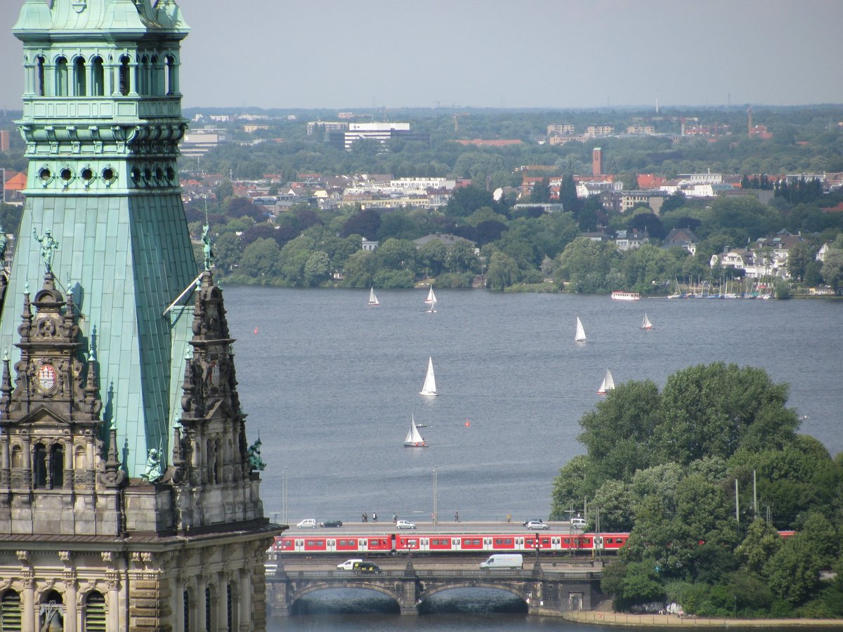 #Hamburg Blick auf den Turm des Hamburger Rathaus und die Außenalster mit Segelbooten und die Lombardsbrücke. 🌊⛵ Ein wunderschöner Anblick, der das Herz höher schlagen lässt! #HamburgMeinePerle