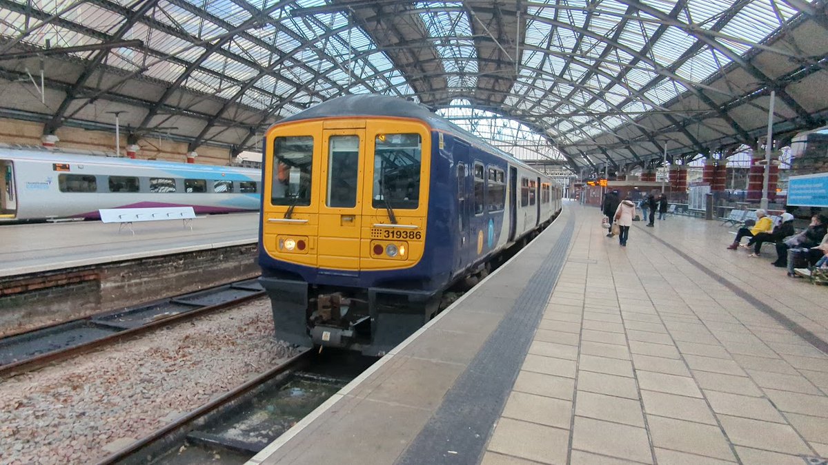 lokiavivson's tweet photo. today is #319day! 2 were converted to class 768s, 35 to class 769s and 2 to class 799s

locations:
319433 - euston, 14/03/2023
769008 - rhymney, 10/03/2023
319215 - euston, 14/03/20239
319386 - liverpool lime street, 13/01/2023 https://t.co/03Z6bVWpxw