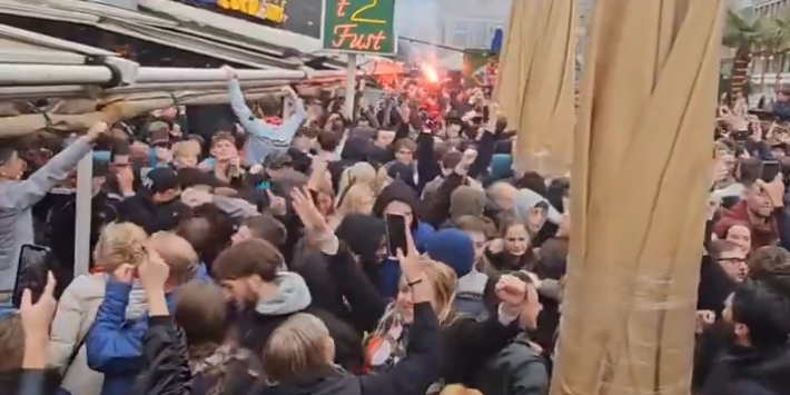 Grote ontlading op Stadhuisplein na overwinning Feyenoord op Ajax: In Rotterdam wordt de overwinning van Feyenoord op Ajax uitgebreid gevierd. Fankanaal FR12 publiceert beelden vanaf het Stadhuisplein, waar supporters feestvieren. Feyenoord uitstekende… dlvr.it/Sl7wdn