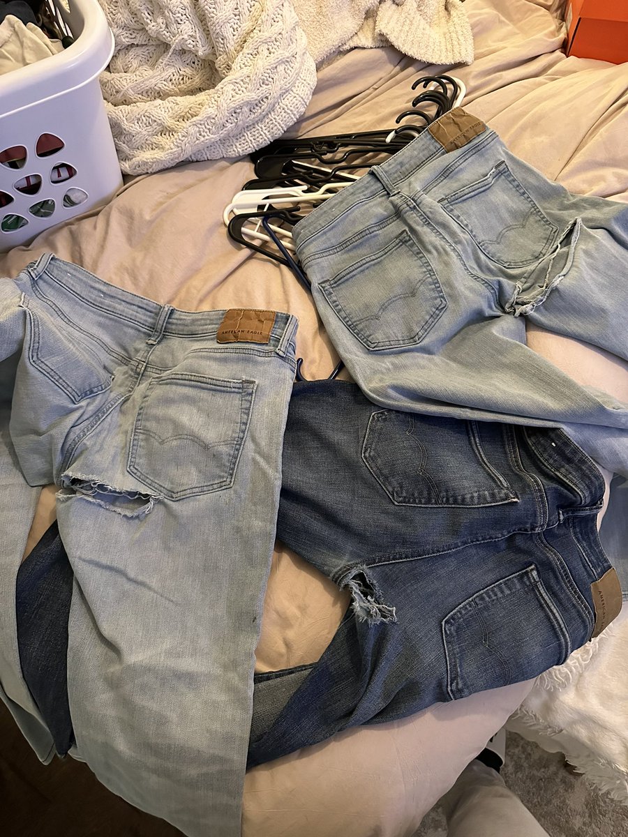 scx2_'s tweet photo. Absolutely love these jeans, but they’re obviously not meant for frequent wear. Step up the quality @AEO 🤙🏼 https://t.co/2Fw9BBShVV
