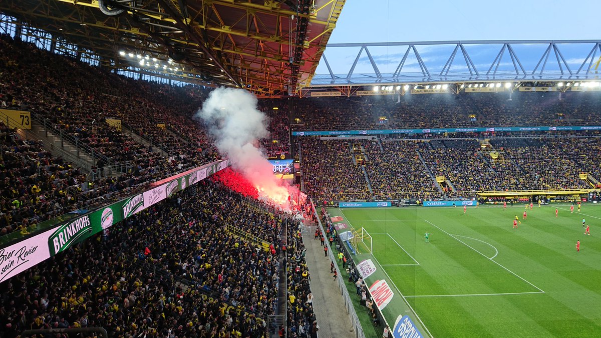 ModryJezour's tweet photo. @za_carou Včera fanoušci Kolína v Dortmundu... https://t.co/miqXGxpJSN