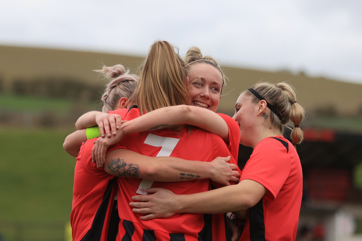 SaltdeanWomenFC's tweet photo. Smiles all around after our 3-0 win this afternoon! 

In our last 6 games we have won 4 and drawn 2! A great run of form for the Tigers.

🐯🔥

📸 @nonleaguesnappa https://t.co/NxRxKAJPDI