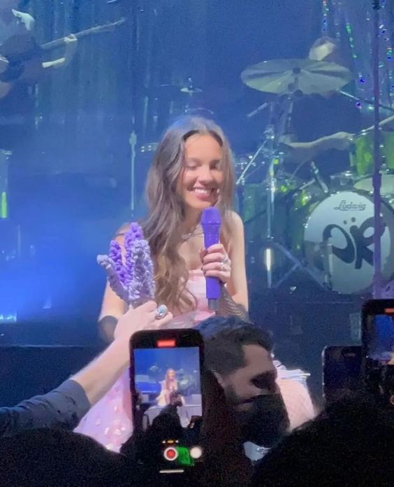 olivia rodrigo comfort (@safelivie) on Twitter photo 