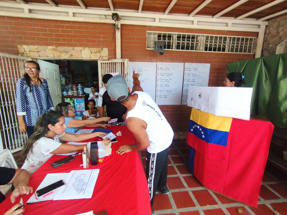 WilliamPPT1's tweet photo. #Hoy estamos eligiendo nuestro #ConsejoComunal Urb. Samanes de Betania #Charallave #Miranda Seguimos organizando a nuestras comunidades @jaarreaza @gabycomunas @ComunasVE_ @pinfantea @HectoRodriguez @irisvarela @NicolasMaduro @genkerve_psuv @PartidoPSUV https://t.co/pqdAW84c9K