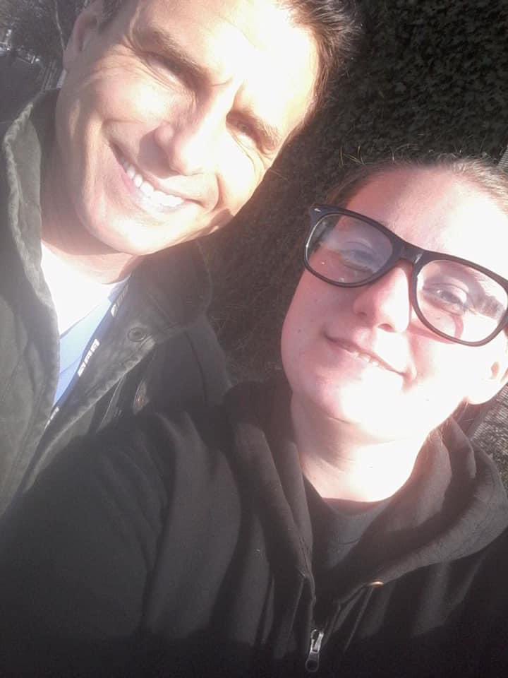 ellenthepanemo's tweet photo. my heart is broken. last night’s ep of @BBCCasualty hit me so hard. Robyn’s with Glen once more, but i wish she didn’t have to go. David and Marty leaving hit me while i was down…forever miss and love you guys. 💔😭

(pictures of me w @Amandahendrson @jasedurr from 2017 ❤️) https://t.co/7let5lgsva