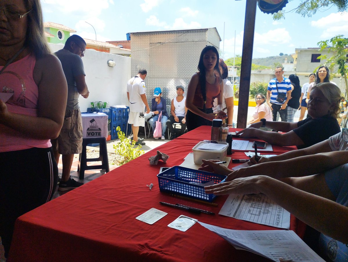 WilliamPPT1's tweet photo. #Hoy estamos eligiendo nuestro #ConsejoComunal Urb. Samanes de Betania #Charallave #Miranda Seguimos organizando a nuestras comunidades @jaarreaza @gabycomunas @ComunasVE_ @pinfantea @HectoRodriguez @irisvarela @NicolasMaduro @genkerve_psuv @PartidoPSUV https://t.co/pqdAW84c9K