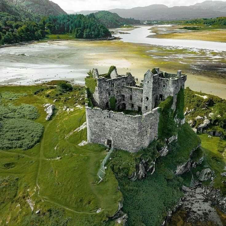 HoganSOG's tweet photo. Sunday greetings to one and all. Castle Tioram on Loch Moidart. Lochaber, Scotland. NMP. https://t.co/XEcdNFLx4F