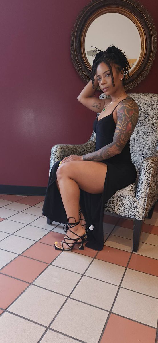 TootedRoot's tweet image. 🖤 you can never go wrong with a simple black dress.