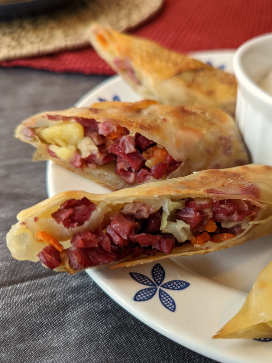 JamilGhar's tweet photo. Do you have a ton of leftover #CornedBeef and Cabbage like me? Make egg rolls!!
https://t.co/KqOhoy3GkY 
#easyrecipe #RecipeOfTheDay #irish https://t.co/4d2wbbIXYV