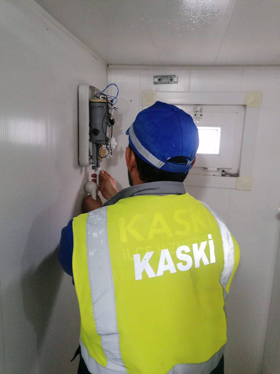 mehmetkeklik94's tweet photo. Kahramanmaraş'ta duş ve wc ihtiyaçlarını doğru şekilde planlayıp saha da ihtiyaç duyulan alanlara kuruyoruz.  Her gün vatandaşlarımızın kullanımında olan duş ve wclerin temizliği yapılmakta,bu yapılara hijyen malzemeleri konulmakta,arıza vb durumlar da ivedilikle giderilmektedir. https://t.co/hg9EeQfxR4