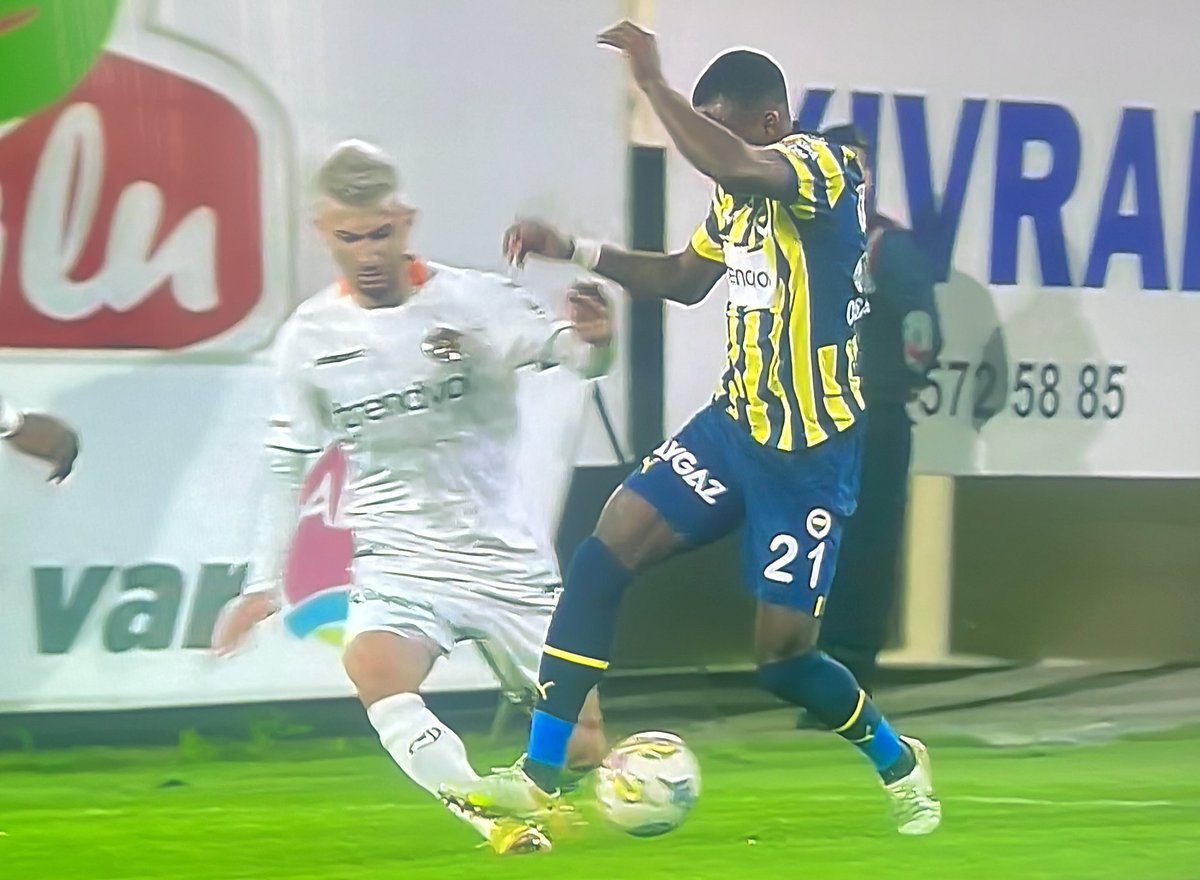 Aynı hafta içinde benzer 2 pozisyon ikisinde de kırmızı kart çıkmadı. Dünyanın neresinde olursa olsun bu hareket kırmızı karttır. Bu kadarına artık pes…