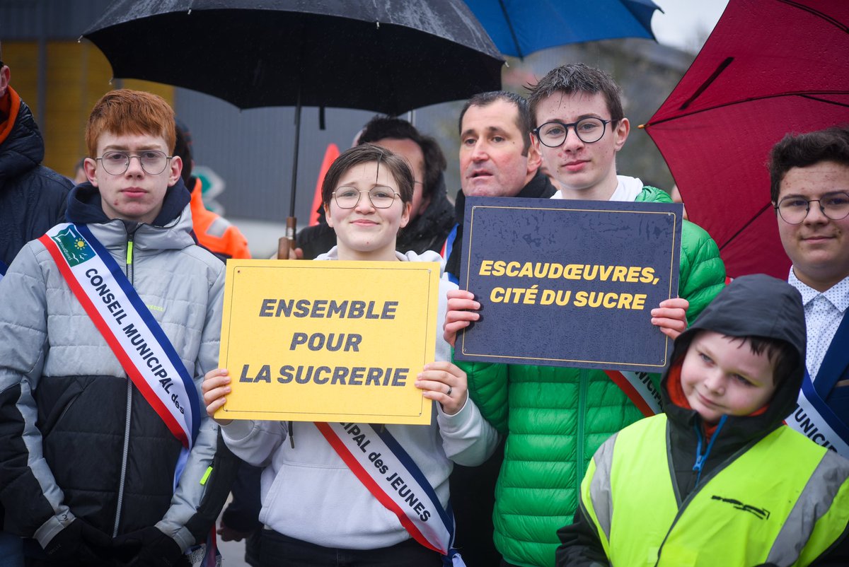 Plus d'un millier de personnes ont participé à la grande marche de soutien pour dire « Non à l'arrêt de la production » de la sucrerie d’#Escaudœuvres !

#mobilisation #solidaire #rural #betterave #sucrerie #campagne #agriculture #cambresis #Escaudoeuvres #agglocambrai #cambrai