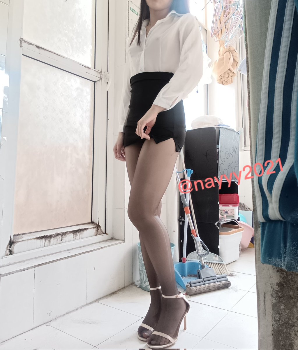 她只和一个人做过，
但是有一点露出的癖好。

和大学里其他的女孩子一样，跟舍友打成一片，每天乖乖去学习。

但是她帘子里的秘密，
是她偶尔想要的时候离不开的快感来源。

女孩子嘛，
有小玩具不丢人，
想被人操很正常，
手机里有裸照也不羞耻，
但是想被发在推特上曝光……你真是个骚婊子

#社死 https://t.co/nBvXmkZW2N