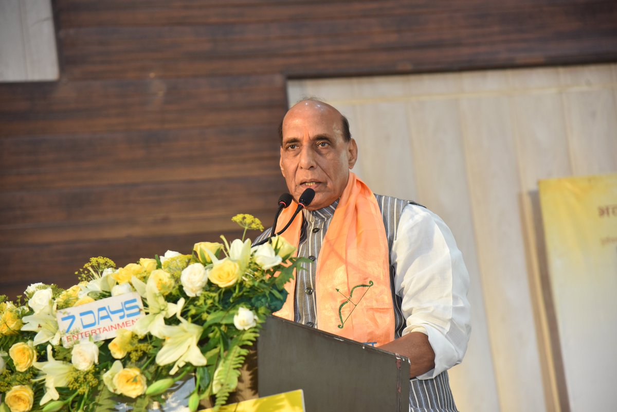 FestivalMaati's tweet photo. बहुत कामयाब रहा माटी पोएट्री व मेलॉडी  कॉन्कलेव और आसिफ़ आज़मी की पुस्तक “माटी के महायोद्धा”का लोकार्पण|
माननीय रक्षा मंत्री श्री राजनाथ सिंह,मा° उप मुख्यमंत्री श्री ब्रजेश पाठक,पूर्व आईपीएस प्रकाश सिंह आदि और बड़ी संख्या में स्वतंत्रता सेनानियों के परिजनों की गरिमामय उपस्थिति 💐 https://t.co/r9Y4ypdNHo