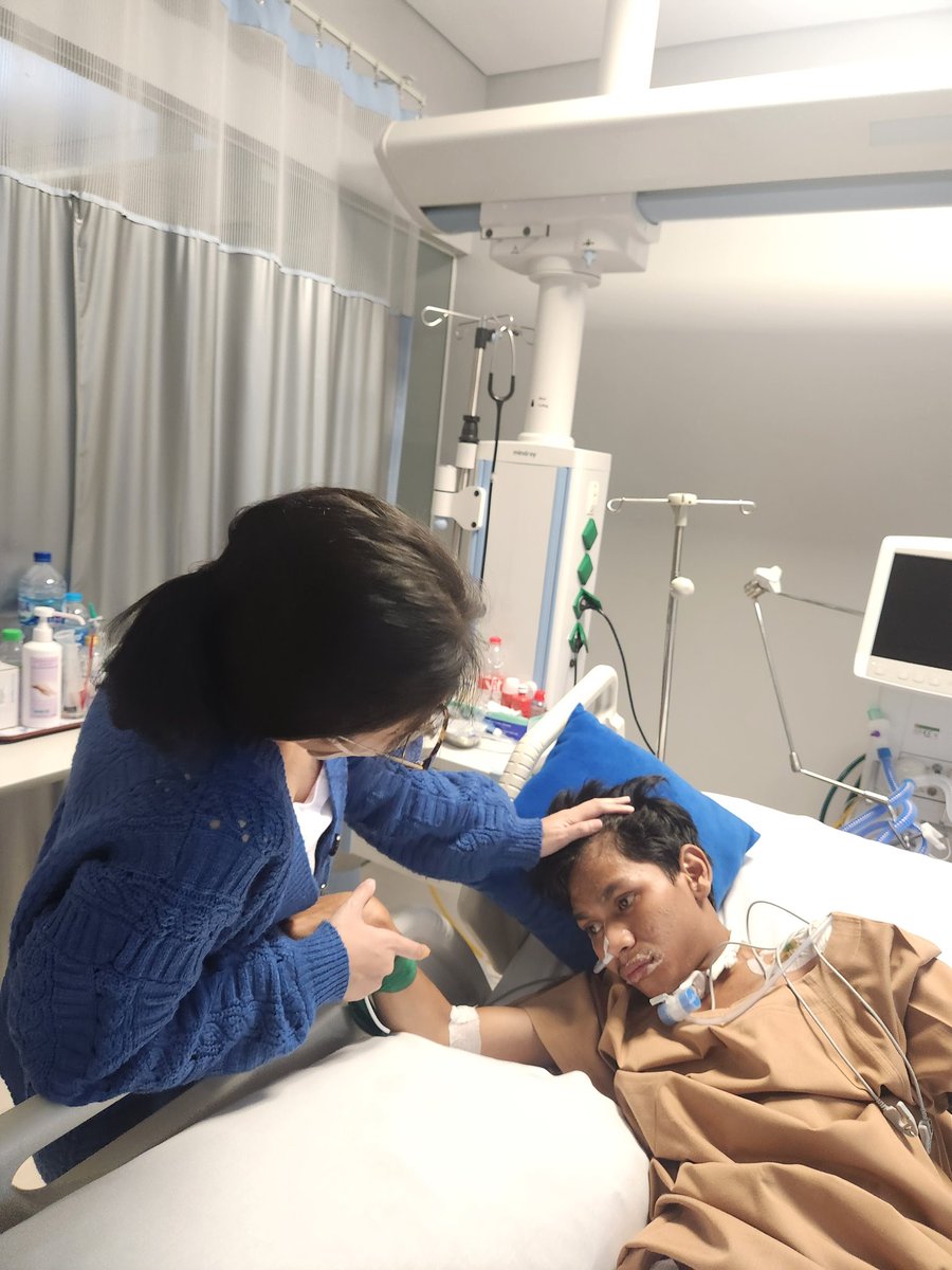 Aku rela kamu tidak pernah mengingat apapun, terutama malam itu. Jangan pernah kamu ingat apapun, berjuang untuk hal baru nak! 
Biar aku saja yang mengingat itu dan membuat mereka yang sakiti kamu tahu dan paham apa itu ikatan darah.