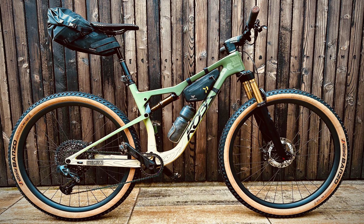 Zítra začíná další testování. Tentokrát nová podsedlová brašna ⁦<a href="/apidura/">APIDURA</a>⁩ Backcountry a malá rámová brašna. Nezbývá nic jiného než vytáhnout Koba Sentiero. Čisté, že? Zítra už nebude. 😂