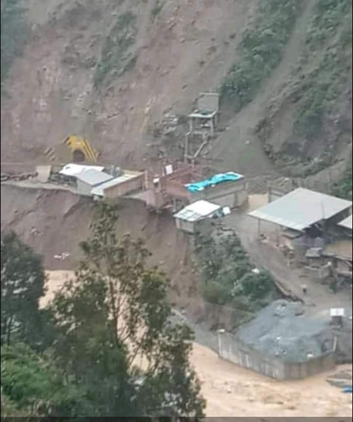 dardo_noticias's tweet photo. 🎯 #Retamas  
VIVIENDAS ALEDAÑAS A RÍO SON AFECTADAS EN RETAMAS

Río Llacuabamba tras aumentar su caudal por fuertes lluvias, se lleva viviendas en el sector El Encanto en Retamas. https://t.co/flodTIxOsw