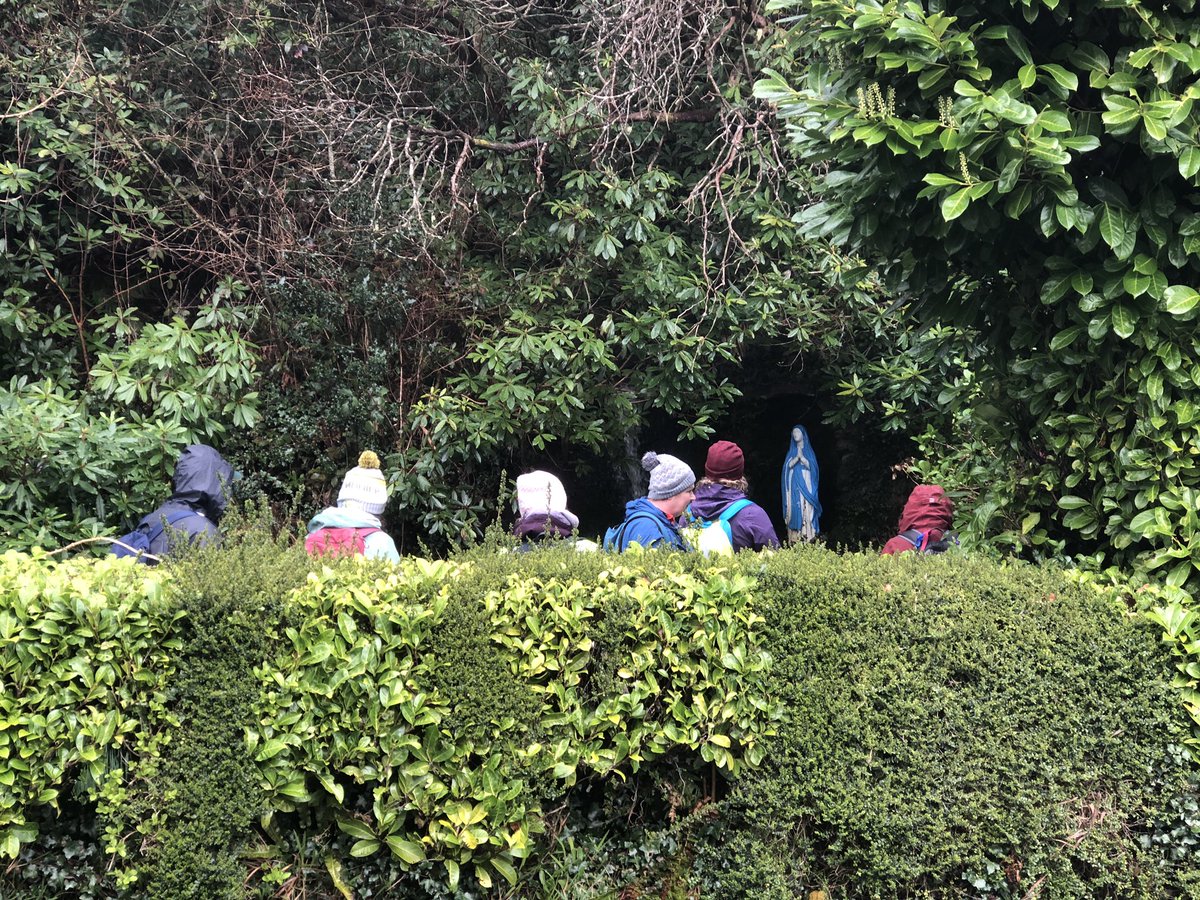 leevalleywalks's tweet photo. Great turnout for our three-length-option hike on the Slí Gaeltacht Mhúscraí Beál Átha an Ghaorthaidh section - the local section of the O’Suilleabhain Beara Way from Dursey Island to Co. Leitrim. 
Good spirits despite a slight dampness! Thanks all for a very enjoyable morning! https://t.co/ObnZphqYlD