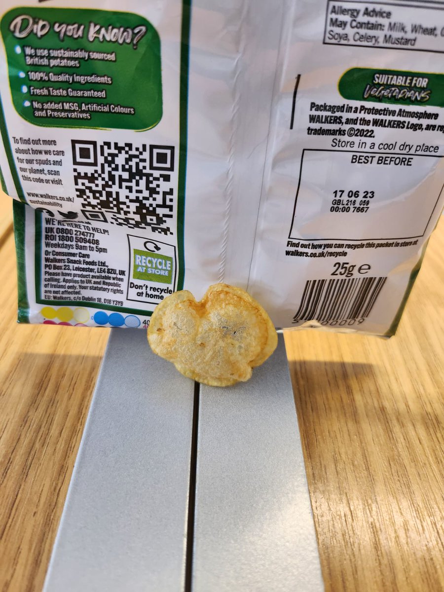 Lau_pars's tweet photo. @walkers_crisps #lovefromwalkers
 #heartshapedcrisp https://t.co/Vo3XKVXVw2