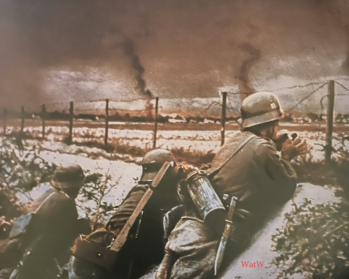 TheWorldatWar2's tweet image. German troops watch the effects of artillery fire - Warsaw, Poland, 17th Sept 1939 #ww2 #worldwar2 #poland #warsaw #invasion #germany