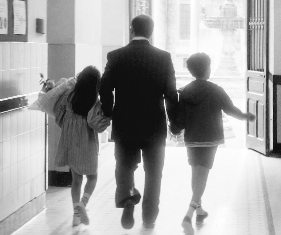 literlandweb1's tweet photo. "Yo quería a mi papá con un amor que nunca volví a sentir hasta que nacieron mis hijos. Cuando los tuve a ellos lo reconocí... Yo sentía que a mí nada me podía pasar si estaba con mi papá. Y siento que a mis hijos no les puede pasar nada si están conmigo".
"El olvido que seremos", Héctor Abad Faciolince