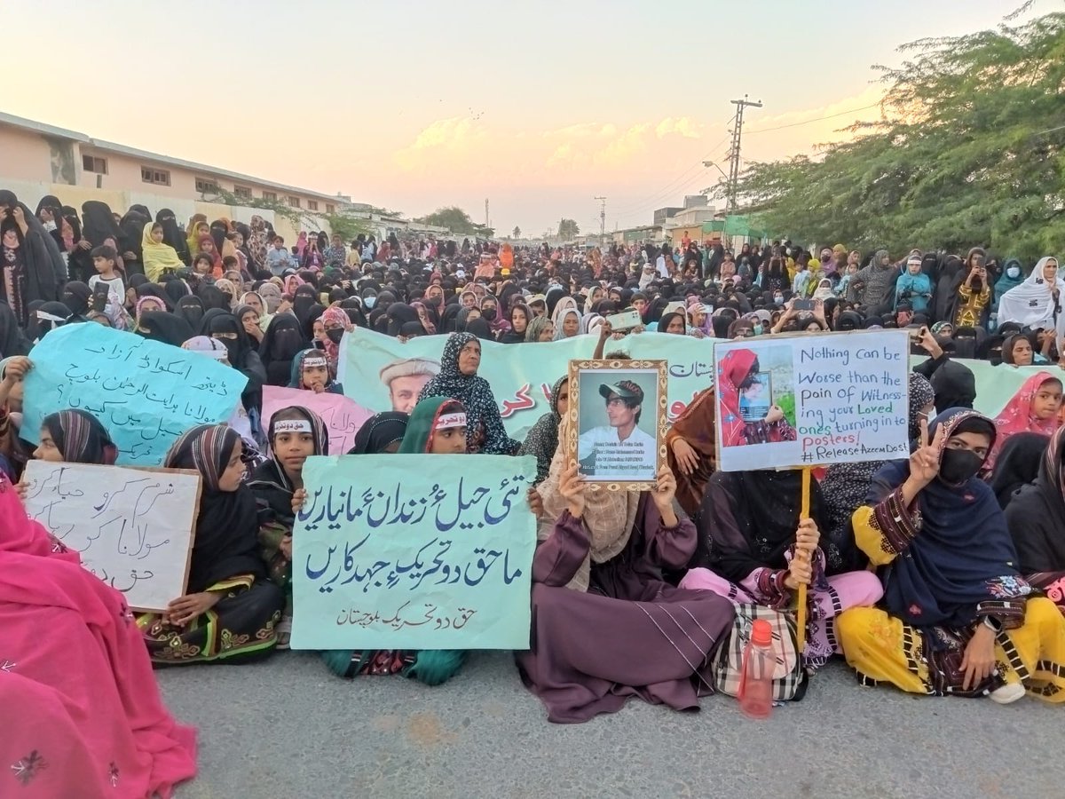 JIPOfficial's tweet photo. گوادر - جماعت اسلامی بلوچستان کے سیکرٹری جنرل اور حق دو تحریک کے قائد مولانا ہدایت الرحمن بلوچ کی رہائی کے لیے حق دو خواتین ریلی، فوری رہائی کا مطالبہ
#ہدایت_الرحمن_بلوچ_کو_رہاکرو https://t.co/hsQb9x0b32