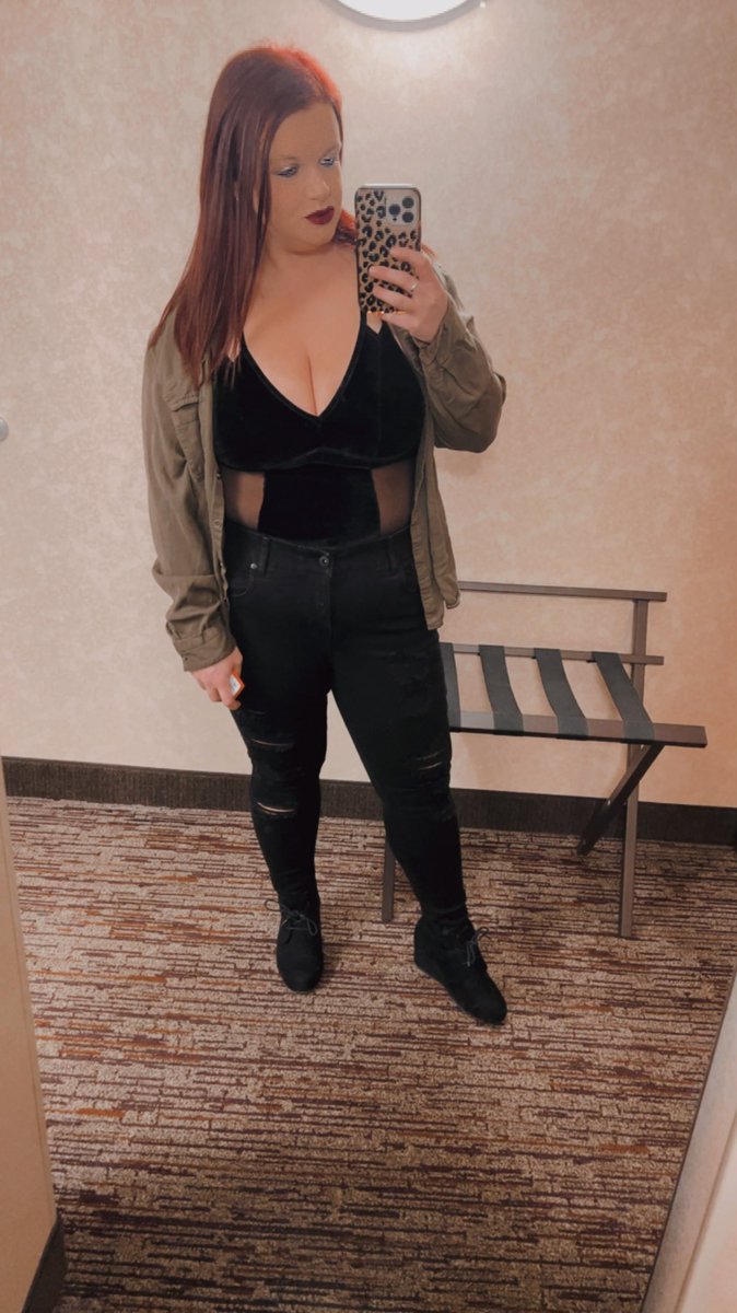 Koob_11's tweet photo. Last nights outfit 😘 https://t.co/IIRTXxGTvU