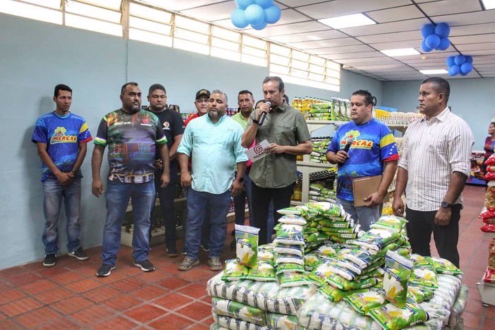 Inauguramos la primera Tienda Mercal del estado en el municipio José Tadeo Monagas en el marco del 7mo aniversario de los Clap. ¡Seguimos avanzando con el empeño y el amor de nuestros campesinos, productores y la organización del Poder Popular. ¡Producir es vencer!