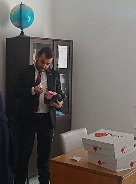 omerbaltciresmi's tweet photo. Geçen aylarda bir köy okulunu ziyaret etmiştik. Okul minicikti, Öğrenciler’de minicikti ama kalpleri kocamandı. 
Öğretmenimiz bana demişti ki her gün 2 saat yol gelip gidiyorum, sevmeyen yapamaz! Lütfen Öğretmenlerimizin sesini duyun!!!
#KabinedenMülakatsız100Bin @tcmeb https://t.co/xsQoHDHtHg