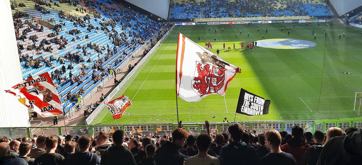 suu_super's tweet photo. Nu de doelpunten van dichtbij zien #2ehelft Come on, knalluuuuuh⚽️🔥❤️🤍
Telefoon schoot bijna uit m'n hand, dus net #1913 gemist😕 https://t.co/WKjYOq2wJ2