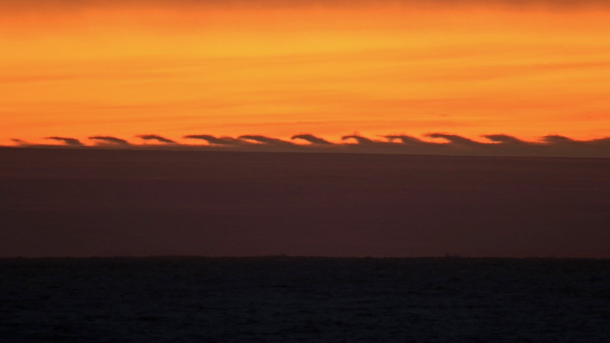 Beginning to process some of the highlights from my recent expedition to the Bellingshausen Sea. 

#Antarctic clouds are spectacular.

Here, a Kelvin–Helmholtz instability forms over the ice sheet at sunset. 

#Nature is #beautiful