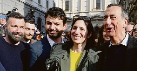 GiancarloDeRisi's tweet photo. E a Milano sembrava una partita
di calcio. I #grillopiddini si marcavano stretto per conquistare la piazza #LGBT che protestava contro
il blocco delle #registrazioni dei figli delle #coppiegay.
Ma dov'erano i cattolici democratici?
(nella foto: Zan, Schlein, Sala) https://t.co/92Ao7VIoZR