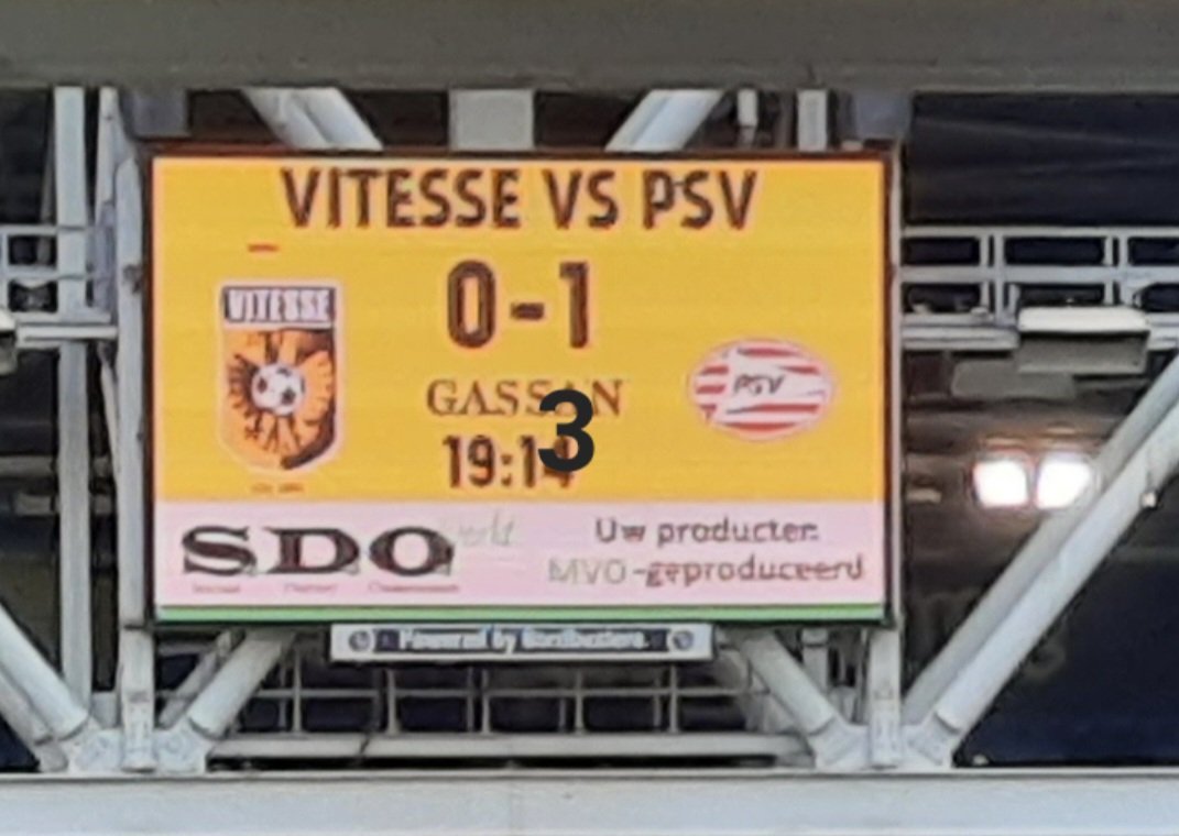suu_super's tweet photo. Nu de doelpunten van dichtbij zien #2ehelft Come on, knalluuuuuh⚽️🔥❤️🤍
Telefoon schoot bijna uit m'n hand, dus net #1913 gemist😕 https://t.co/WKjYOq2wJ2