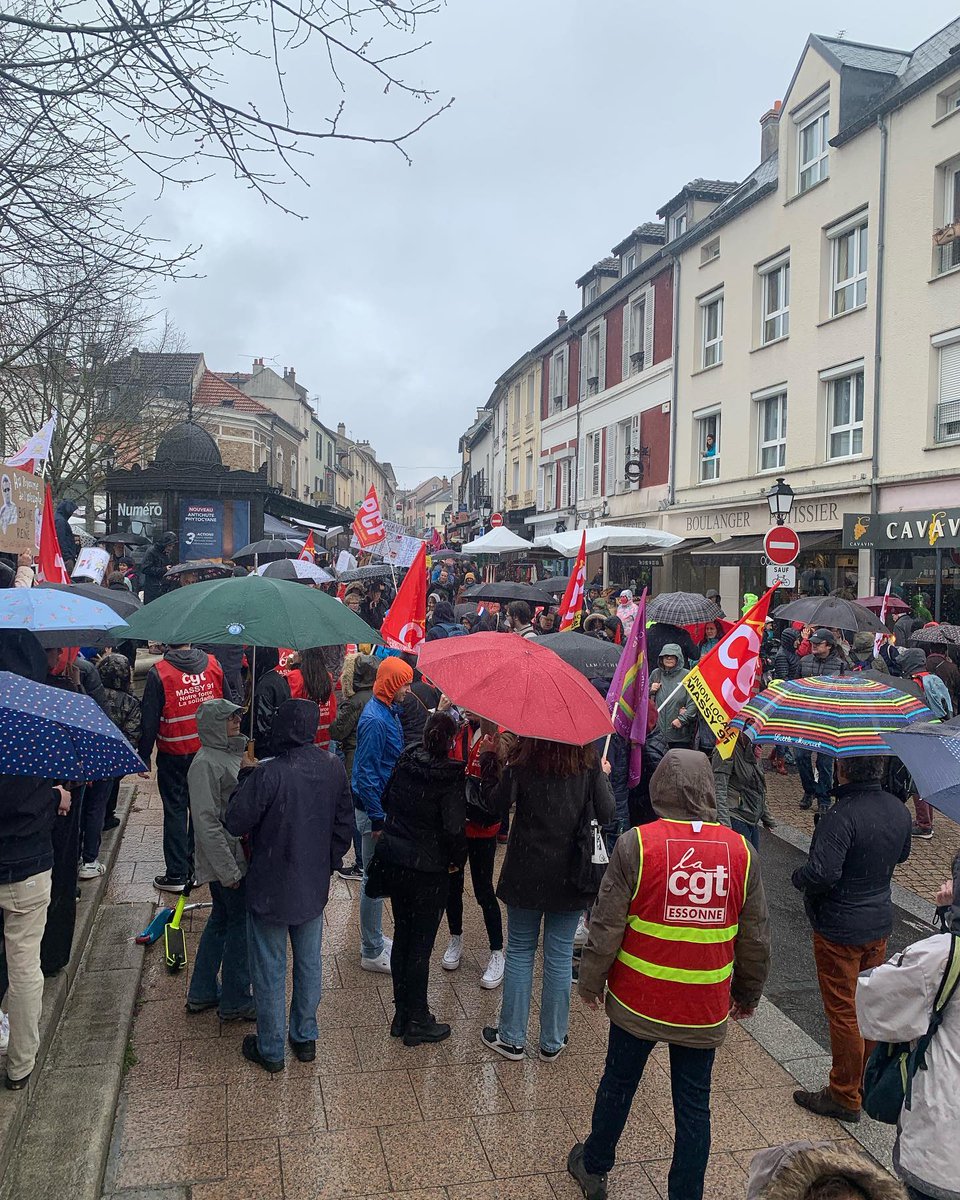 PCFNordEssonne's tweet photo. Forte mobilisation à Palaiseau aujourd'hui à l'appel de l'intersyndicale pour répondre au coup de force du gouvernement avec le 49.3 et exiger le retrait de la réforme du passage à 64 ans. #ReformeDesRetraites https://t.co/42ABBVd9aK