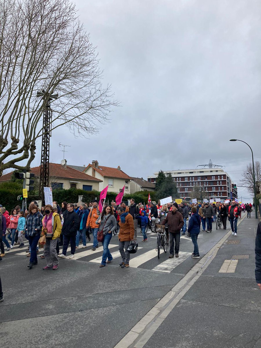 PCFNordEssonne's tweet photo. Forte mobilisation à Palaiseau aujourd'hui à l'appel de l'intersyndicale pour répondre au coup de force du gouvernement avec le 49.3 et exiger le retrait de la réforme du passage à 64 ans. #ReformeDesRetraites https://t.co/42ABBVd9aK