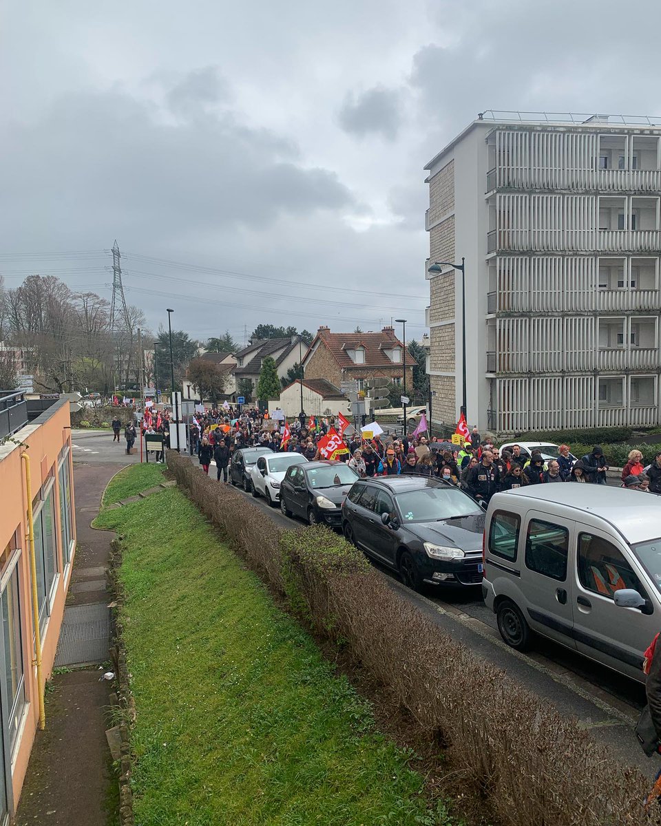 PCFNordEssonne's tweet photo. Forte mobilisation à Palaiseau aujourd'hui à l'appel de l'intersyndicale pour répondre au coup de force du gouvernement avec le 49.3 et exiger le retrait de la réforme du passage à 64 ans. #ReformeDesRetraites https://t.co/42ABBVd9aK