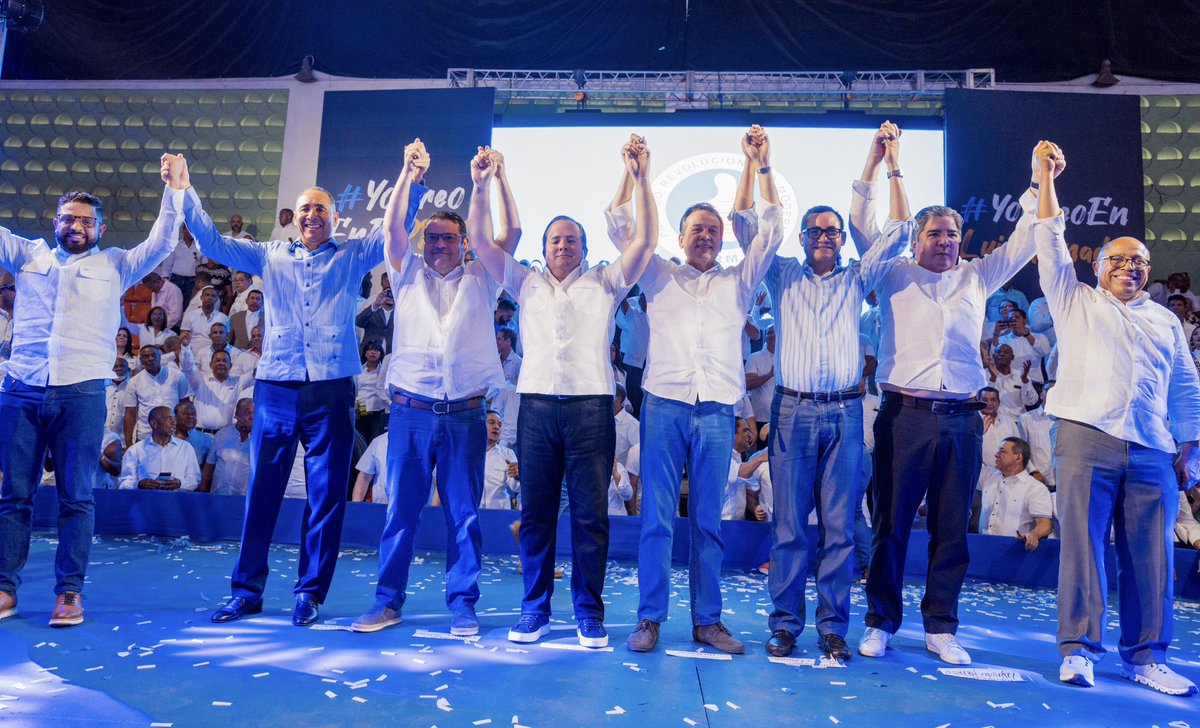 anagf9714's tweet photo. #ElCambioSigue #YoCreoEnAbinader 👏👏  
los lideres del cambio https://t.co/n7k75ggBh5