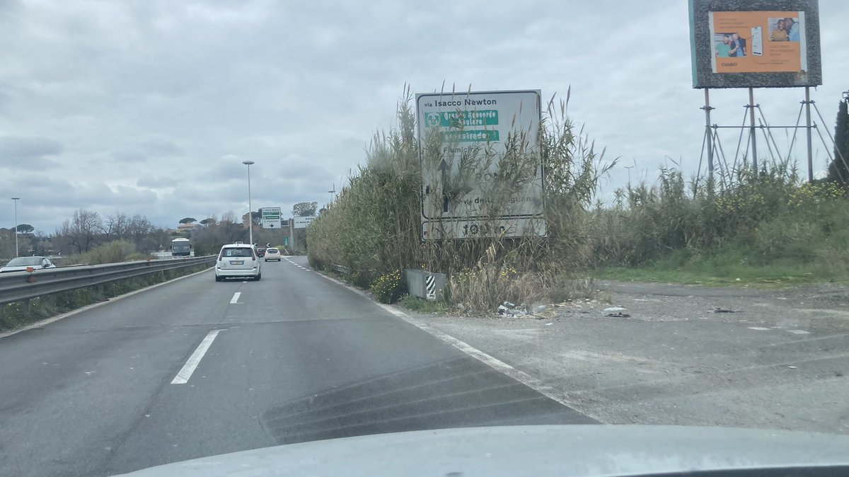 Marcopalmaxv's tweet photo. E nel frattempo sul ponte della #Magliana il dipartimento #CSIMU si impegna a creare qualche difficoltà agli Automobilisti. (per non parlare del rischio della ciclabile che,nonostante gli esposti, ha un rischio elevato poiché ha l’immissione diretta sull’autostrada .@Striscia https://t.co/jeJp5tmzFb