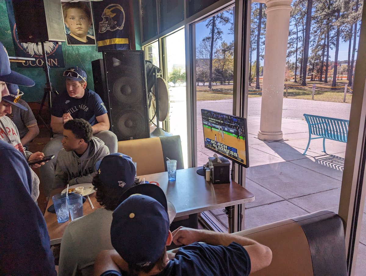 KWerman_LSCHS's tweet photo. @ComeGetTongy taking care of us again! #LaSalleBaseball @LaSalle_Sports https://t.co/UXv6wzsp7j