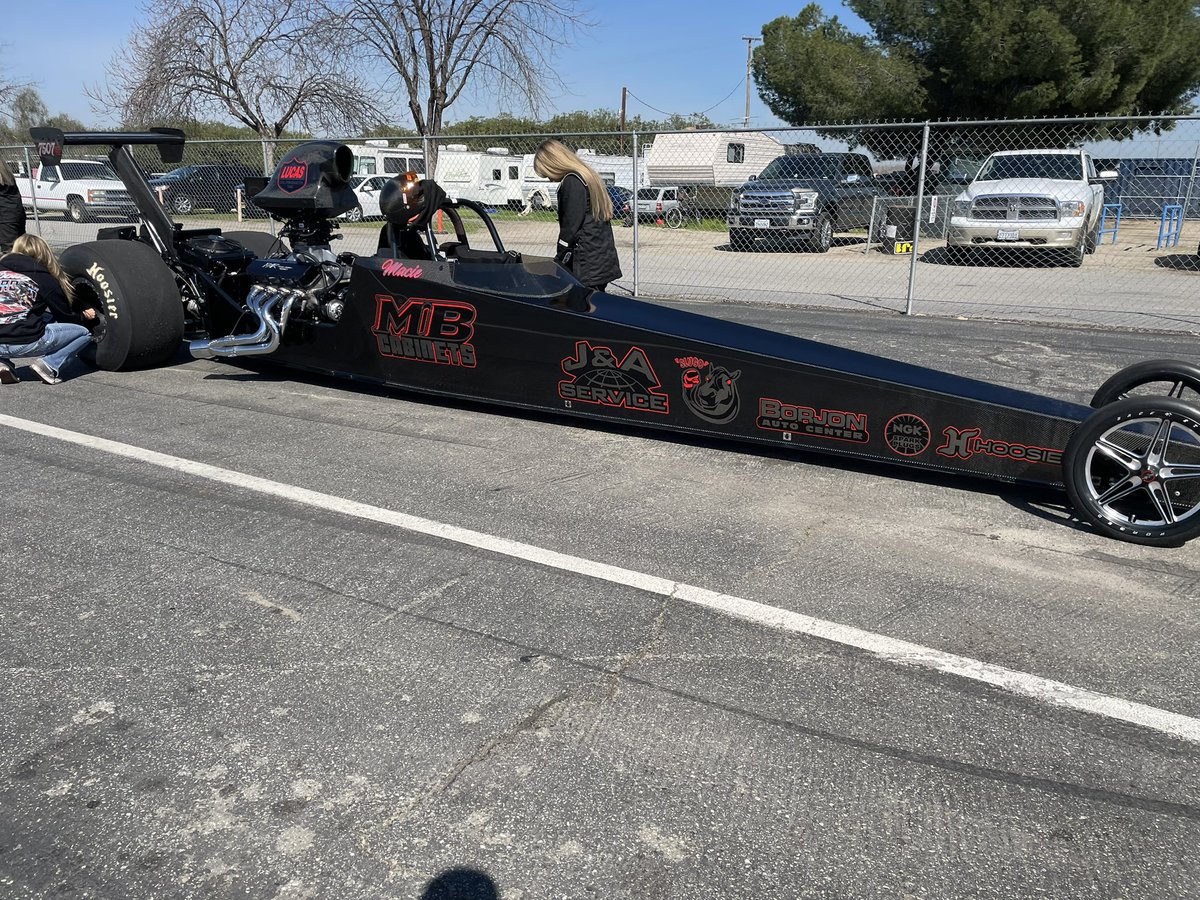 Douggordonraci1's tweet photo. We are racing in Bakersfield this weekend. Macie had a tough loss 1st round but Maddi made it to the final with our new decals #loveracing #hoosiertires #ngkracing #slugo #ericreyesdesigns #janda #mbcabinets #lucasoil #lucasmb https://t.co/nndmvhc9Vj