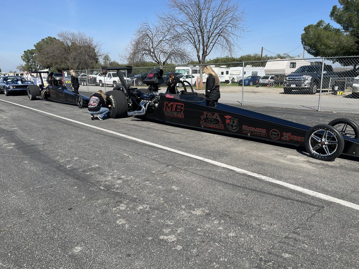 Douggordonraci1's tweet photo. We are racing in Bakersfield this weekend. Macie had a tough loss 1st round but Maddi made it to the final with our new decals #loveracing #hoosiertires #ngkracing #slugo #ericreyesdesigns #janda #mbcabinets #lucasoil #lucasmb https://t.co/nndmvhc9Vj