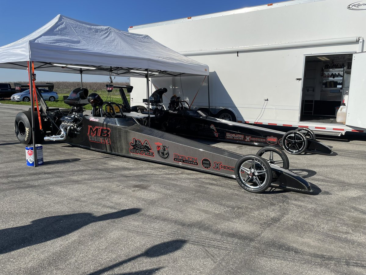 Douggordonraci1's tweet photo. We are racing in Bakersfield this weekend. Macie had a tough loss 1st round but Maddi made it to the final with our new decals #loveracing #hoosiertires #ngkracing #slugo #ericreyesdesigns #janda #mbcabinets #lucasoil #lucasmb https://t.co/nndmvhc9Vj