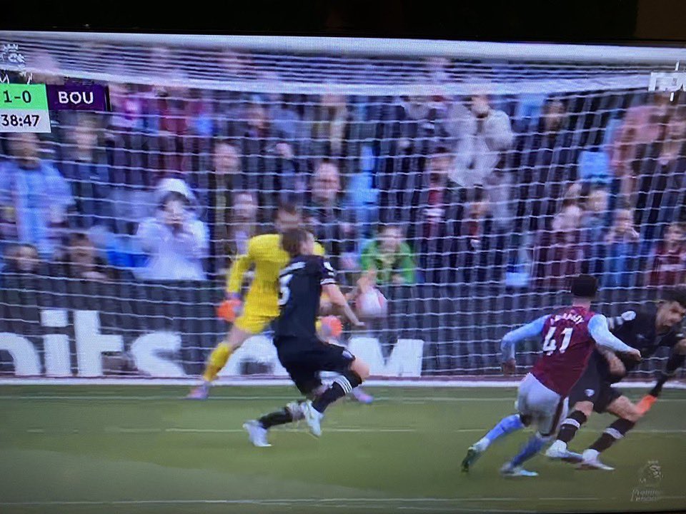 yawnymcyawnface's tweet photo. @itvfootball @laura_woodsy @jobimcanuff7 But NOT a handball even after VAR review???  The consistency and standard of refereeing decisions is absolutely shocking … https://t.co/Lg97dvbWLY