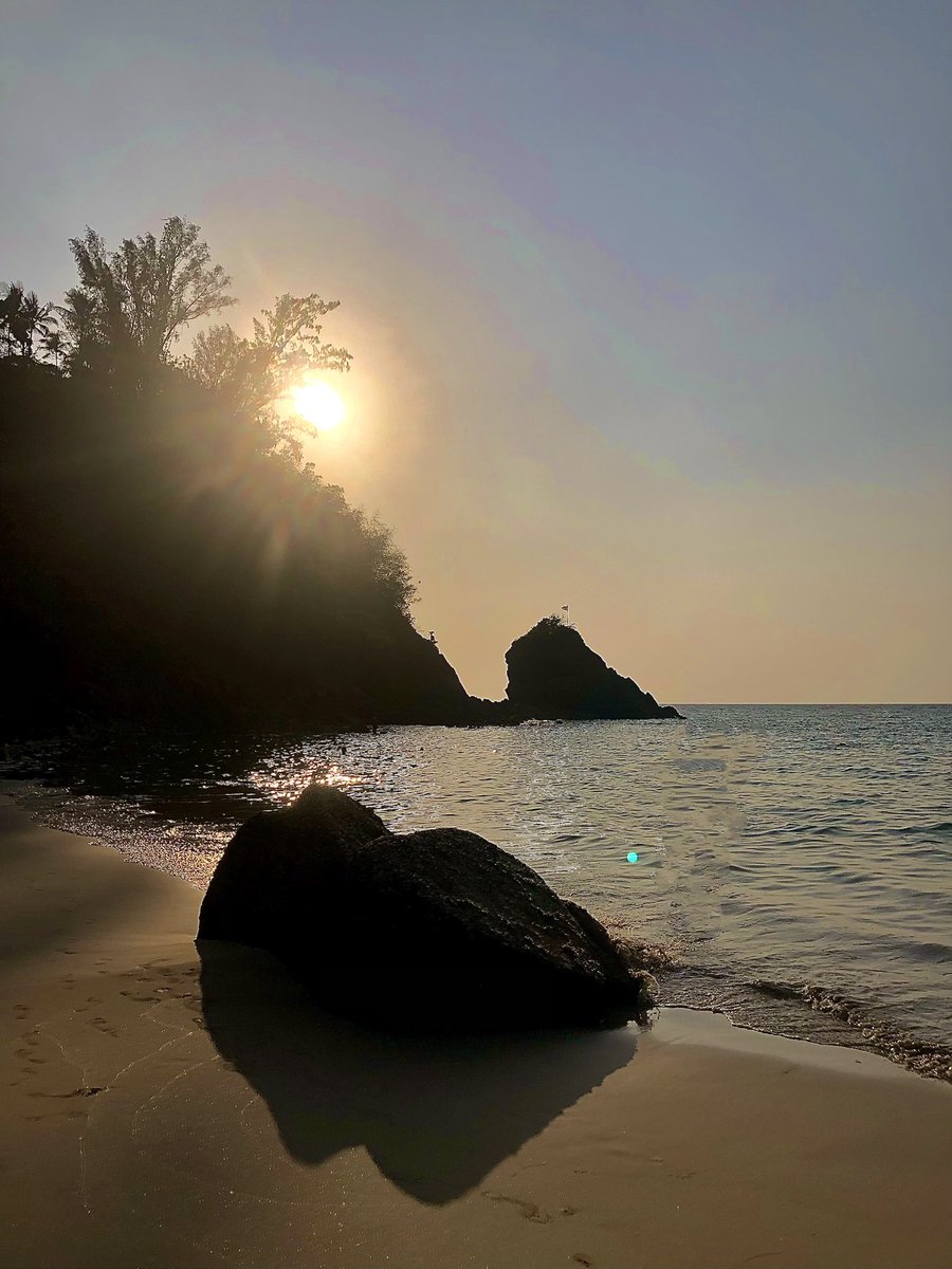 You and me, as far as the eyes can sea 💙
.
.
#beachday #goodvibes #beachlife #islander #saltyair #phuket