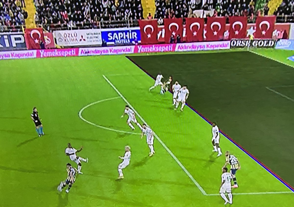 Fenerbahcetvcom's tweet photo. İKİ OFSAYT ÇİZGİSİ DE ÇOK NET ŞAİBELİ. HEM YEDİĞİMİZ GOL HEM DE ATTIĞIMIZ GOL. 

OPERASYON ÇOCUKLARI BU NASIL OFSAYT ALLAH BELANIZI VERSİN #ALYvFB https://t.co/UIeabJJ9Uh