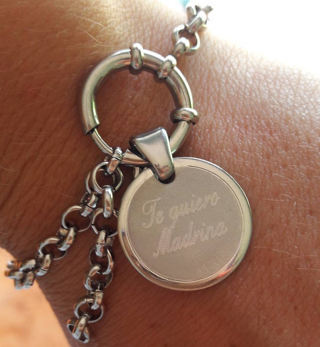 CinVentro's tweet photo. Perdí hoy esta pulsera en una de las rampas de la Florida, tiene un gran valor sentimental. Si la encontraste o la dejaste en algún lado chiflame. Agradezco difusión 🙏 @PreciosRosario2 @VivirenRosario https://t.co/M80WIeWGy3