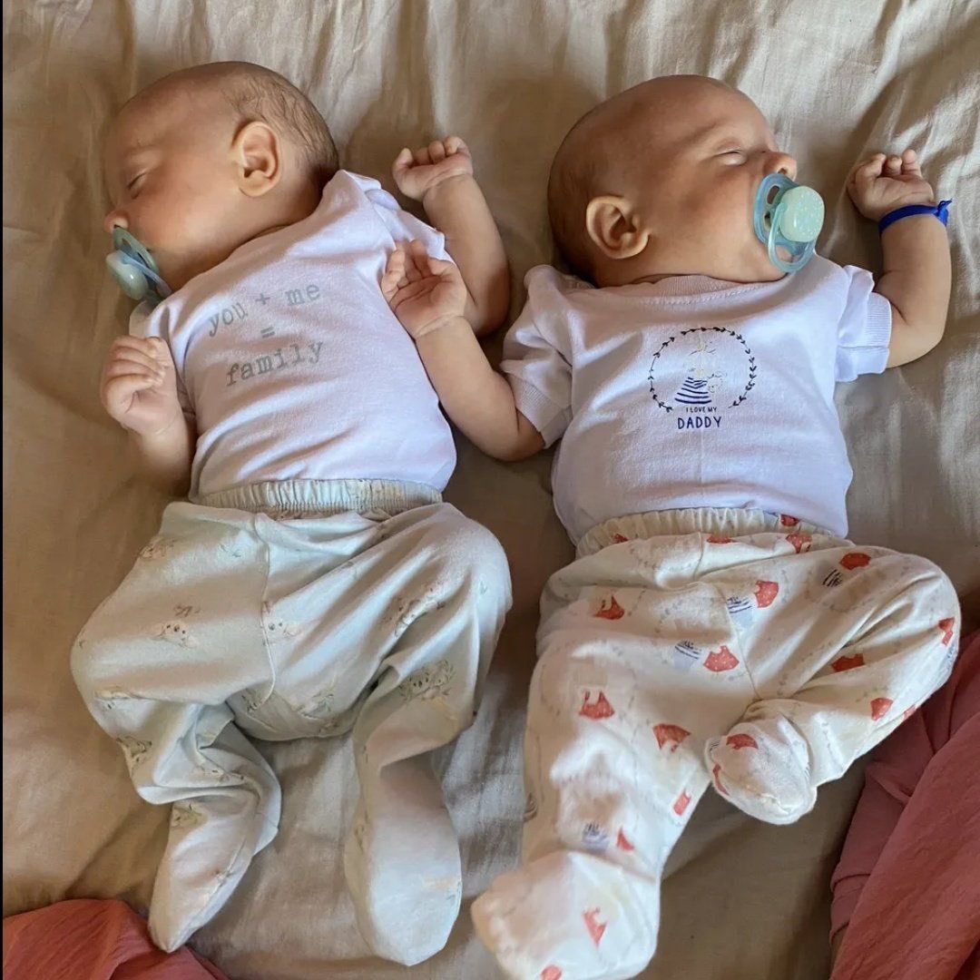choquei's tweet photo. 🚨MUNDO: Mãe recebe ajuda do governo argentino para identificar os filhos gêmeos: “Não sei qual é qual” https://t.co/0UYYLHWEAC
